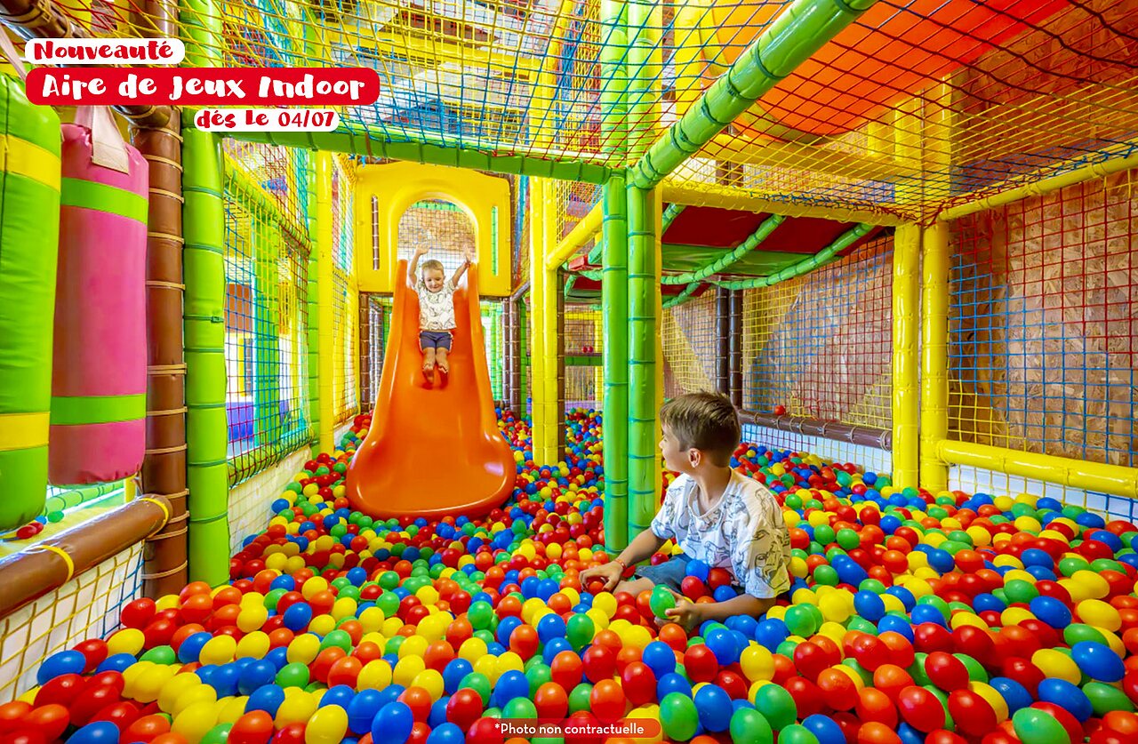 Zona de juegos interior, tobog�n, piscina de bolas en el camping CAPFUN Forges en Avrille (85).
