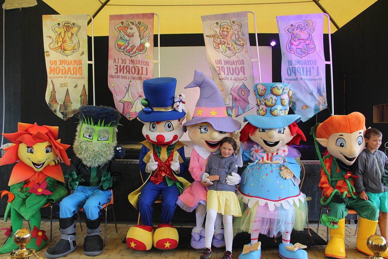 Mascotas coloridas y ni�os sonrientes para la animaci�n en el camping CAPFUN Forges en Avrille (85).