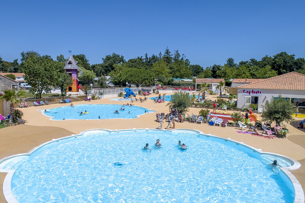 Piscinas exteriores, toboganes y juegos acu�ticos en CAPFUN Forges, Avrille (85).