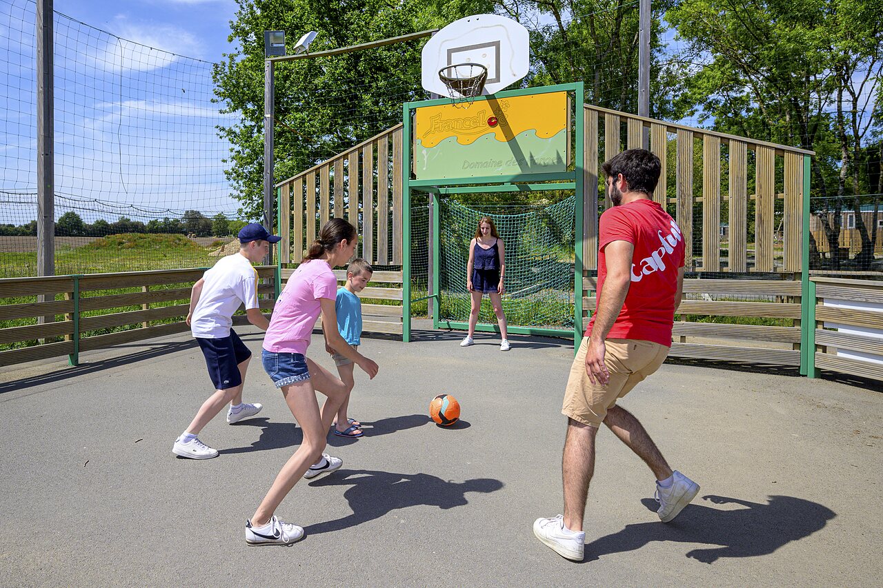 Familia jugando f�tbol en cancha multideporte CAPFUN Forges en Avrille (85).