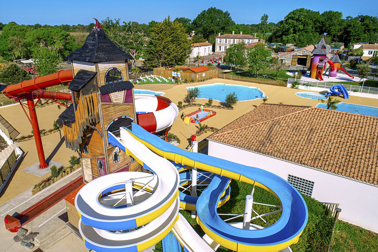 Toboganes acu�ticos gigantes y piscinas exteriores en el camping CAPFUN Forges en Avrille (85).