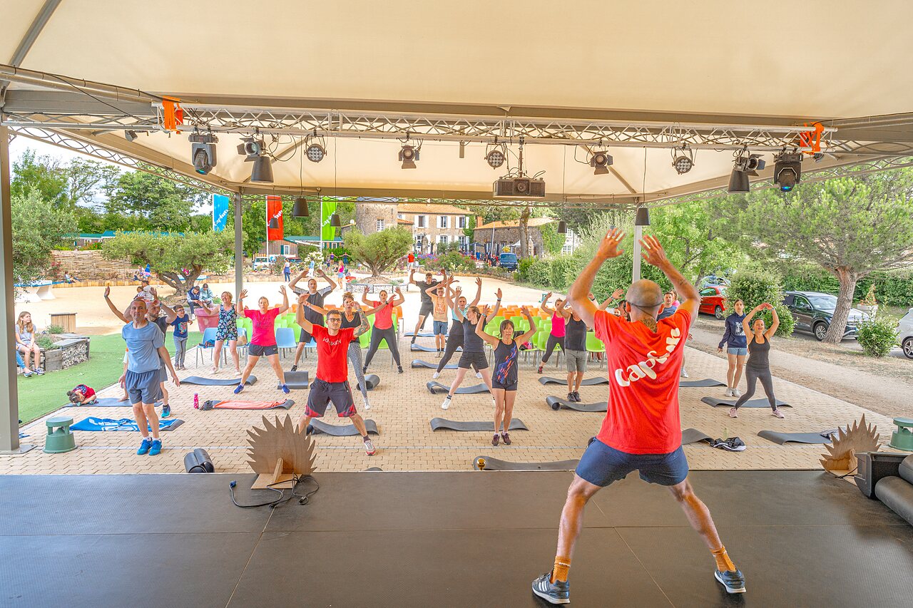 Clase de fitness grupal con monitor en el camping CAPFUN Forges en Avrille (85).