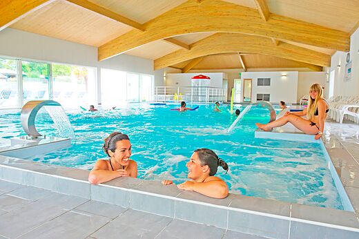 Piscina cubierta con chorros de agua en el camping CAPFUN Forges en Avrille (85).