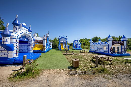 Parque de juegos hinchables con castillos y toboganes en el camping CAPFUN Forges en Avrille (85).