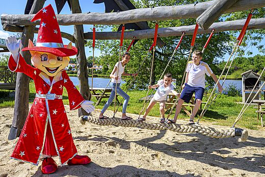 Mascota y niños jugando en puente de cuerda en camping CAPFUN Forges en Avrille (85).