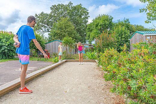 Cancha de petanca, juegos en familia en el camping CAPFUN Forges en Avrille (85).