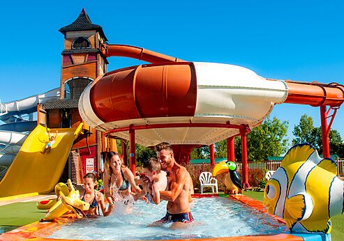 Piscina, toboganes, juegos acu�ticos en el camping CAPFUN Forges en Avrille (85).
