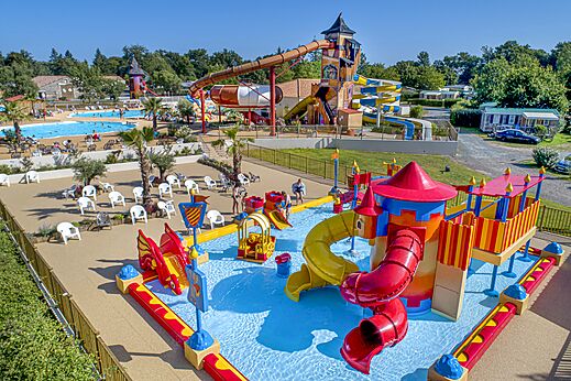 Toboganes gigantes, juegos acu�ticos y piscina en el camping CAPFUN Forges en Avrille.