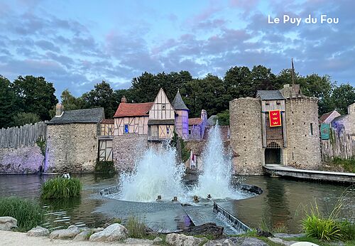 Espect�culo nocturno con castillo y fuentes en el parque Puy du Fou en Vend�e.