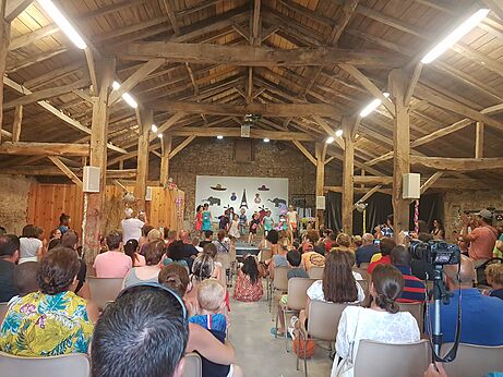 Espectáculo infantil con público en el camping CAPFUN Forges en Avrille (85).