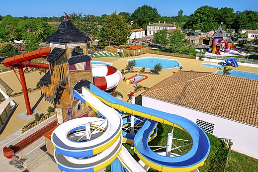 Toboganes acu�ticos y piscinas exteriores en el camping CAPFUN Forges en Avrille (85).