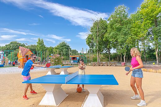 Familia jugando tenis de mesa exterior en camping CAPFUN Forges Avrille (85).