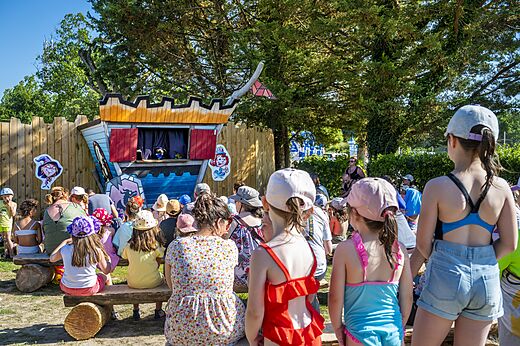 Espectáculo de marionetas para niños al aire libre en el camping CAPFUN Forges en Avrille (85).