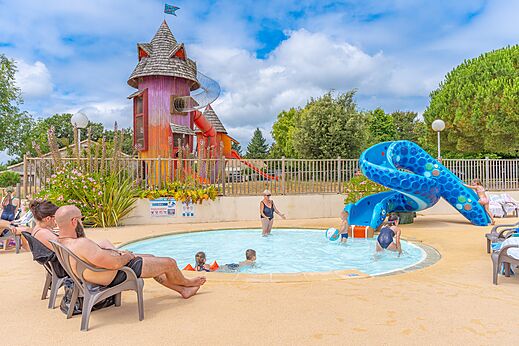 Piscina infantil con toboganes y juegos acu�ticos en el camping CAPFUN Forges en Avrille (85).