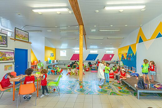 Club infantil animado con actividades y juegos en el camping CAPFUN Forges en Avrille (85).
