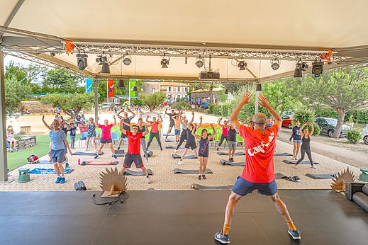 Clase de fitness grupal al aire libre con animador en el camping CAPFUN Forges en Avrille (85).