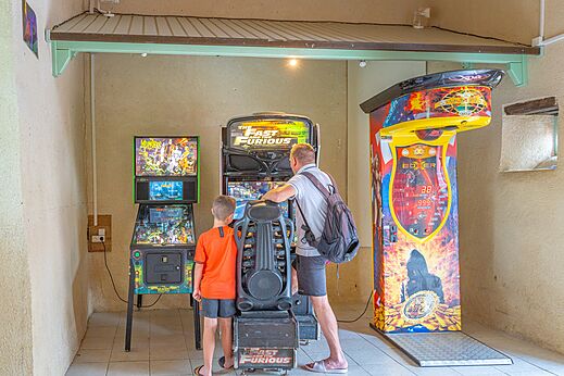 Sala de juegos con máquinas recreativas y pinball en el camping CAPFUN Forges en Avrille (85).