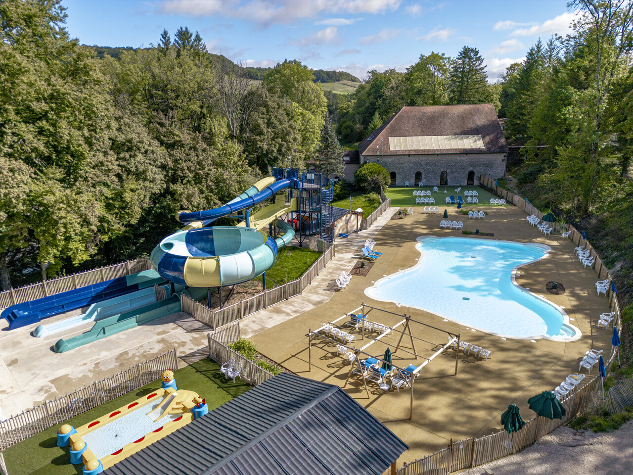 Piscina exterior, toboganes y juegos acu�ticos en el camping CLICOCHIC Forge Sainte Marie en Thonnance-les-Moulins (52).