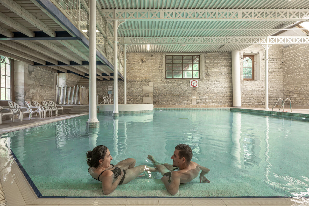 Piscina cubierta climatizada, pareja, en el camping CLICOCHIC Forge Sainte Marie en Thonnance-les-Moulins (52).
