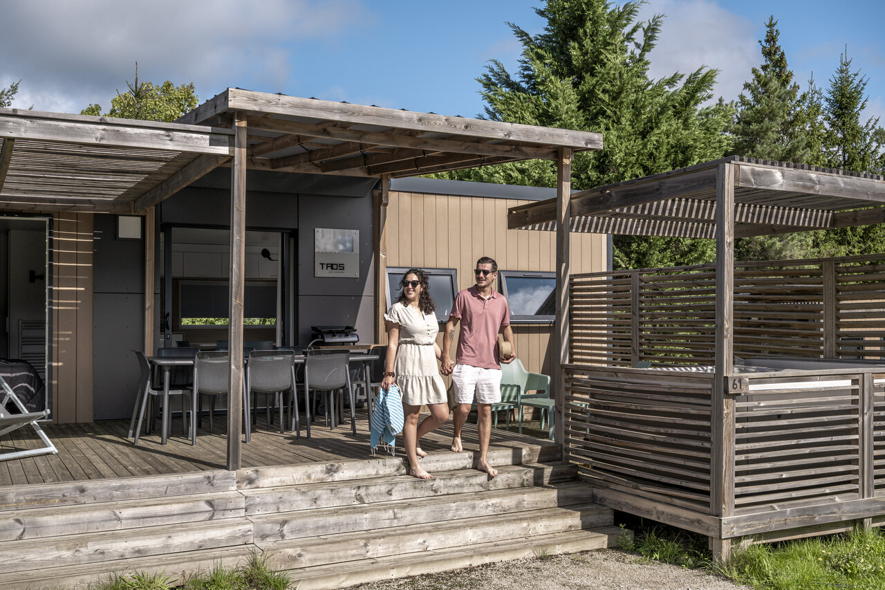 Casa m�vil Taos, terraza de madera, pareja en el camping CLICOCHIC Forge Sainte Marie en Thonnance-les-Moulins (52).