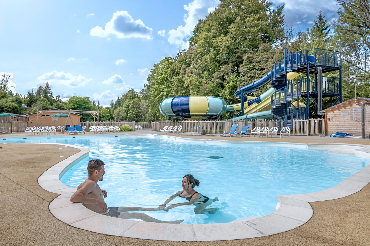 Piscina exterior, toboganes acu�ticos en el camping CLICOCHIC Forge Sainte Marie en Thonnance-les-Moulins.
