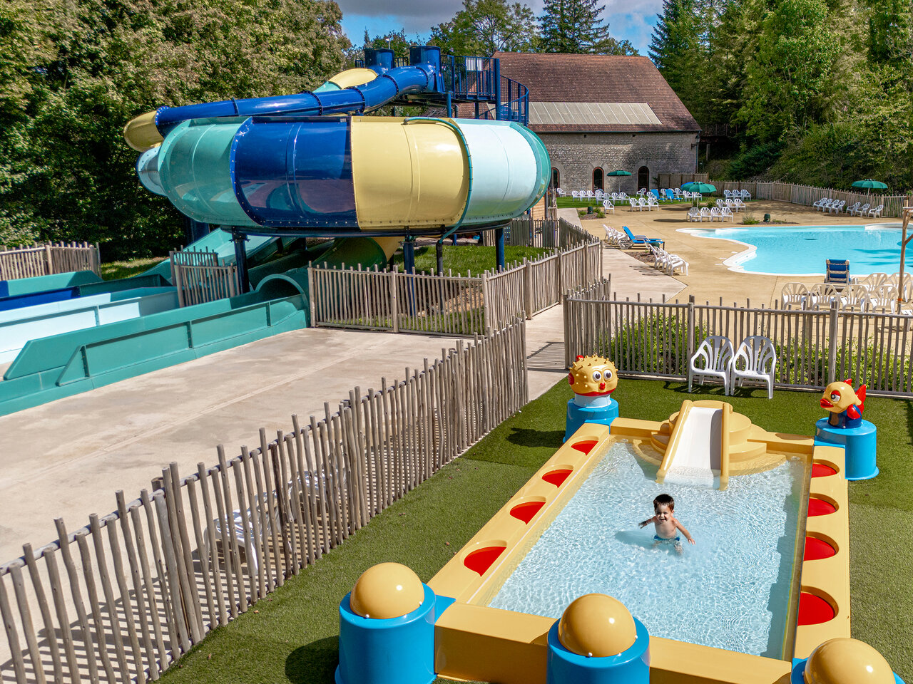 Zona acu�tica en el camping CLICOCHIC Forge Sainte Marie en Thonnance-les-Moulins (52).