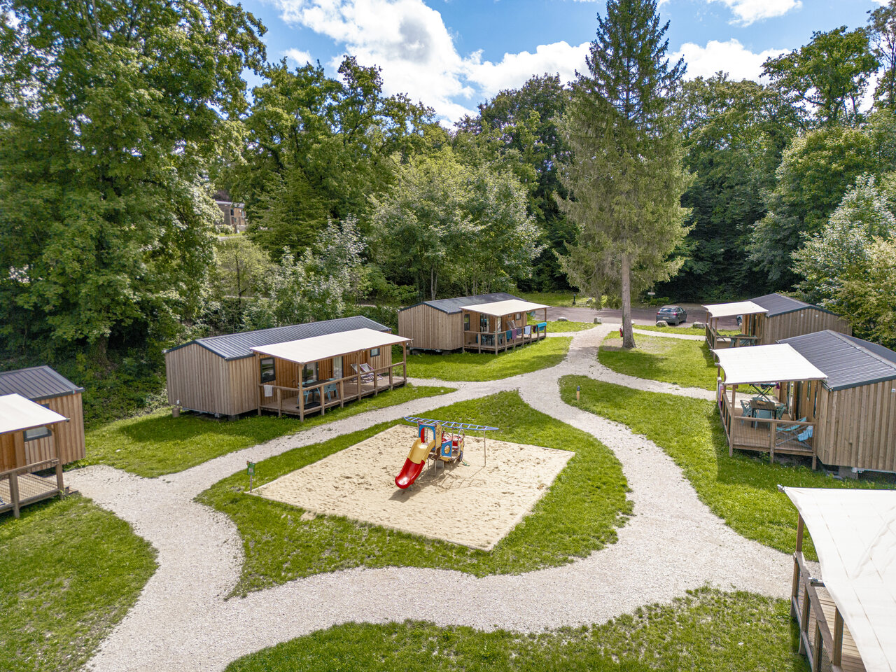 Caba�as de madera, parque infantil en el camping CLICOCHIC Forge Sainte Marie (52).