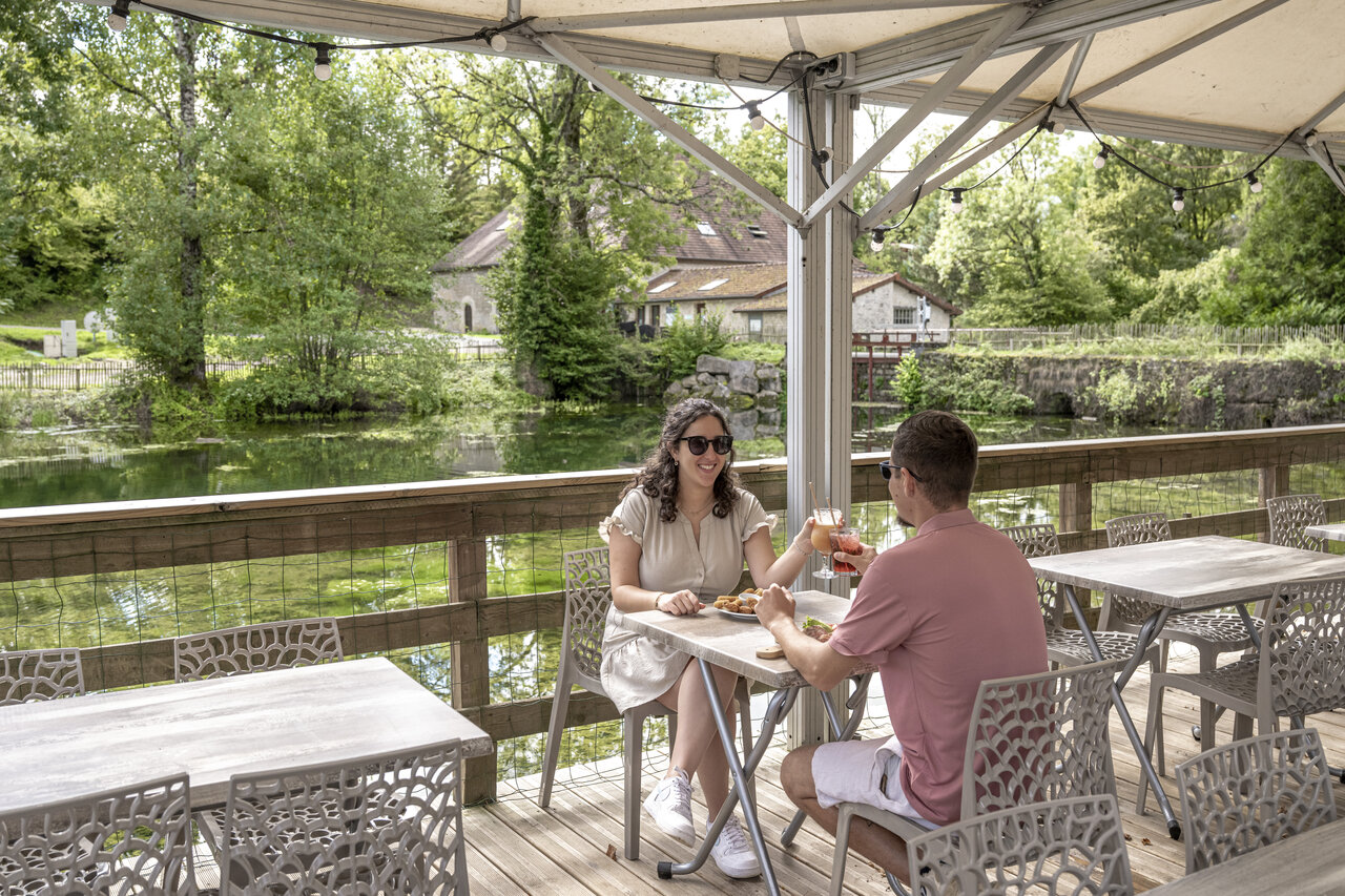 Terraza restaurante al camping CLICOCHIC Forge Sainte Marie en Thonnance-les-Moulins (52).