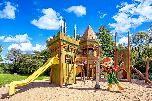 Gran parque infantil castillo con tobogán en el camping CLICOCHIC Forge Sainte Marie.