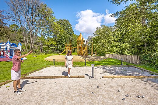 Pista de petanca, zona de juegos infantiles y castillo hinchable en el camping CLICOCHIC Forge Sainte Marie en Thonnance-les-Moulins (52).