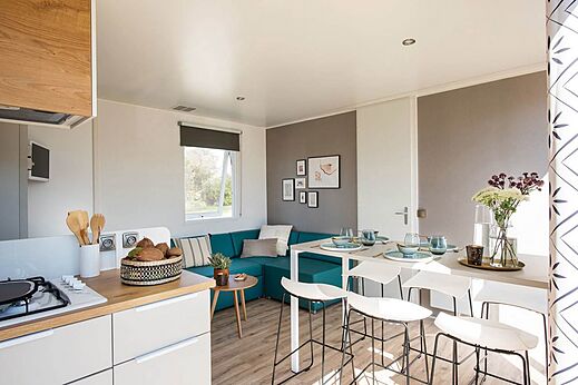 Mobil-home moderno, salón, cocina en camping CLICOCHIC Forge Sainte Marie (52).
