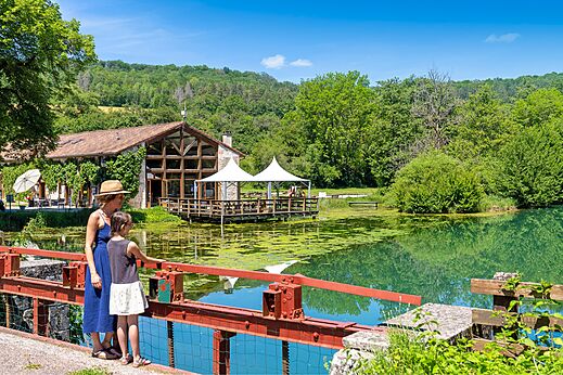 Restaurante y terraza sobre lago en el camping CLICOCHIC Forge Sainte Marie.