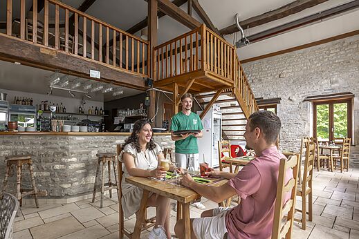 Bar restaurante en el camping CLICOCHIC Forge Sainte Marie en Thonnance-les-Moulins (52).