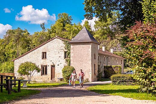Alojamiento tradicional de piedra, camping CLICOCHIC Forge Sainte Marie Thonnance-les-Moulins (52).