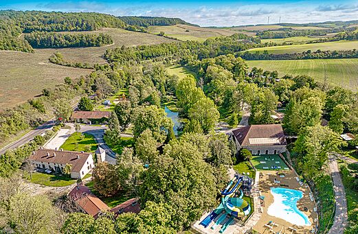 Piscina exterior con toboganes acuáticos gigantes en el camping CLICOCHIC Forge Sainte Marie en Thonnance-les-Moulins (52).