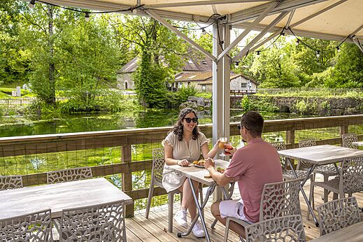 Bar exterior, pareja en el camping CLICOCHIC Forge Sainte Marie en Thonnance-les-Moulins.