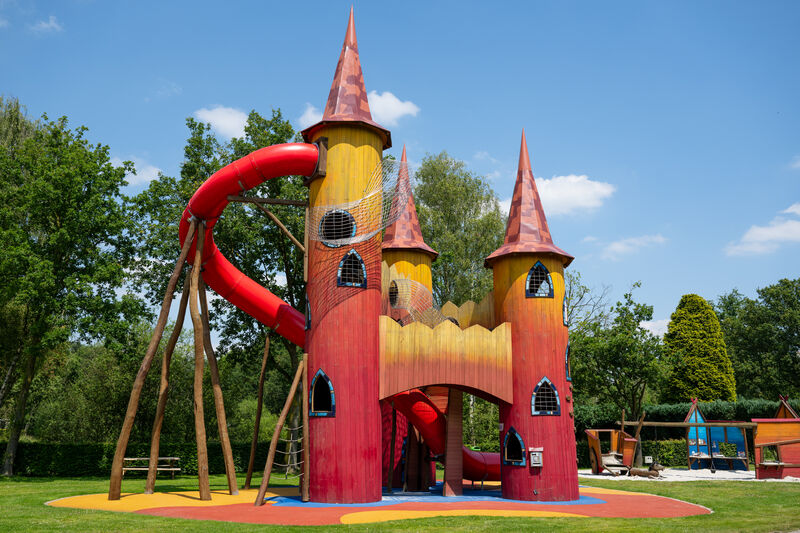 Juego Carabouille - Parque infantil castillo, toboganes, redes en CAPFUN Fort Bedmar, Sint-Gillis-Waas.