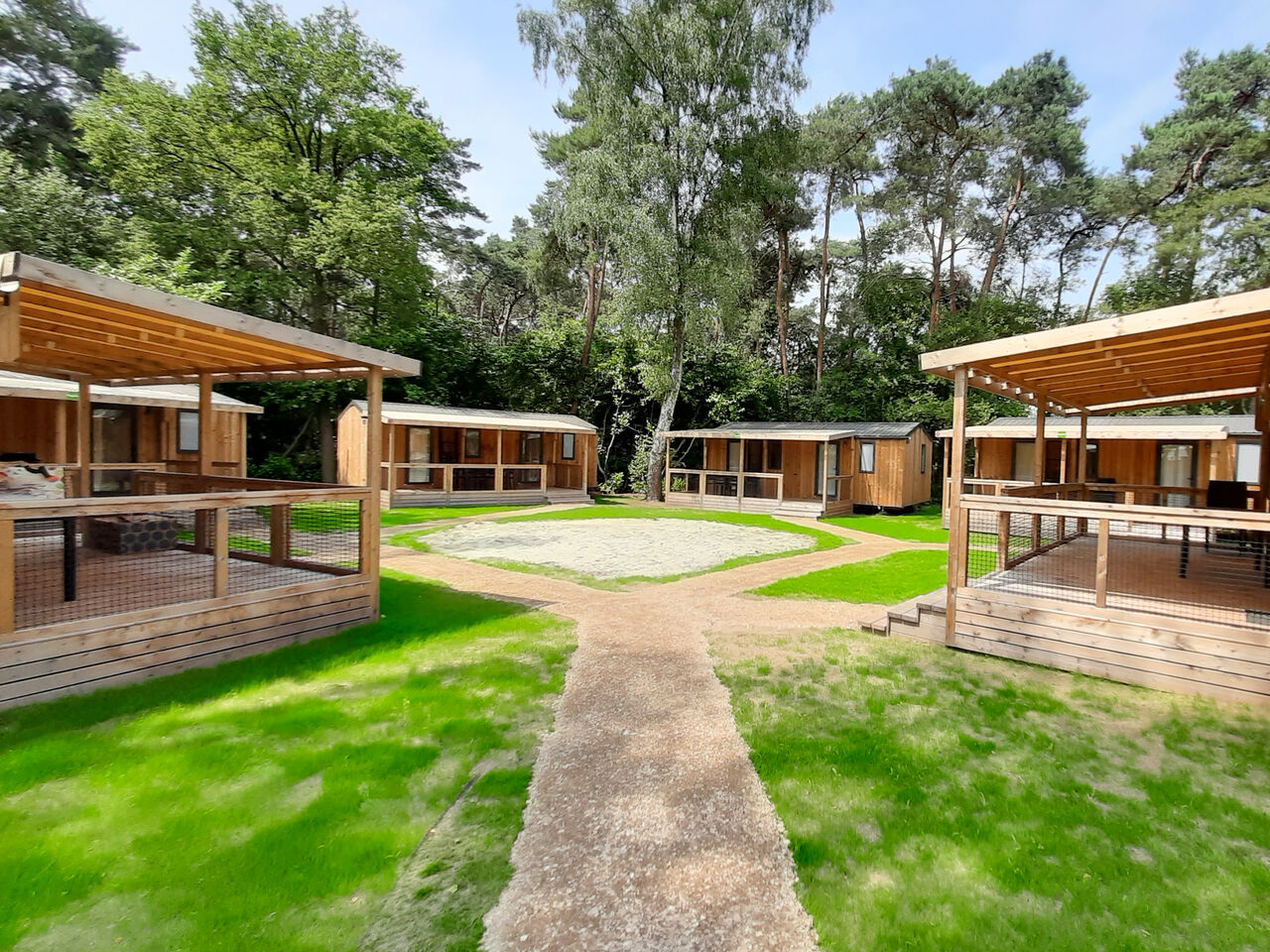 Caba�as modernas de madera con terrazas cubiertas en el camping CAPFUN Fort Bedmar en Sint-Gillis-Waas.