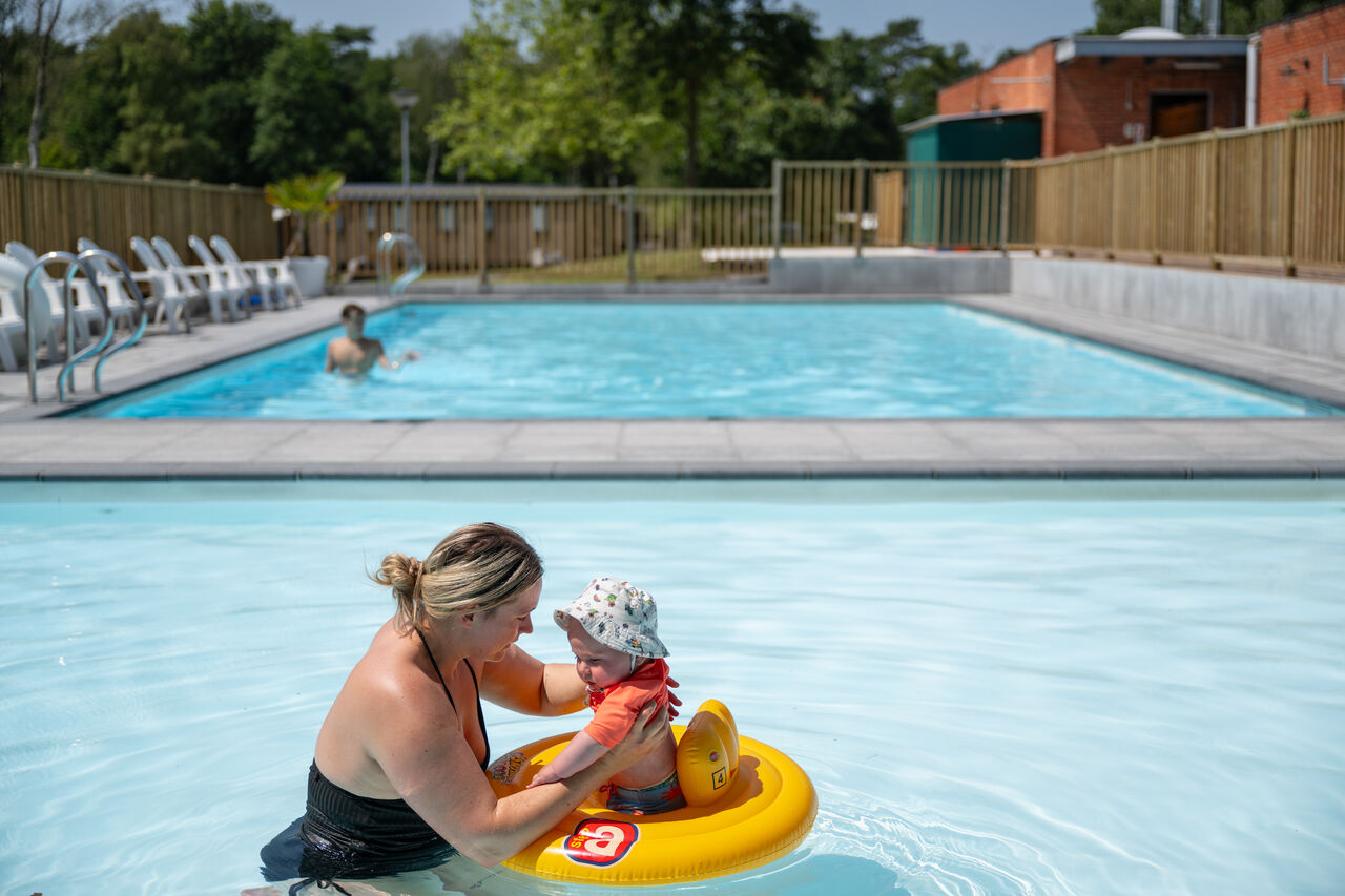 Madre y beb� en la piscina infantil del camping CAPFUN Fort Bedmar en Sint-Gillis-Waas.