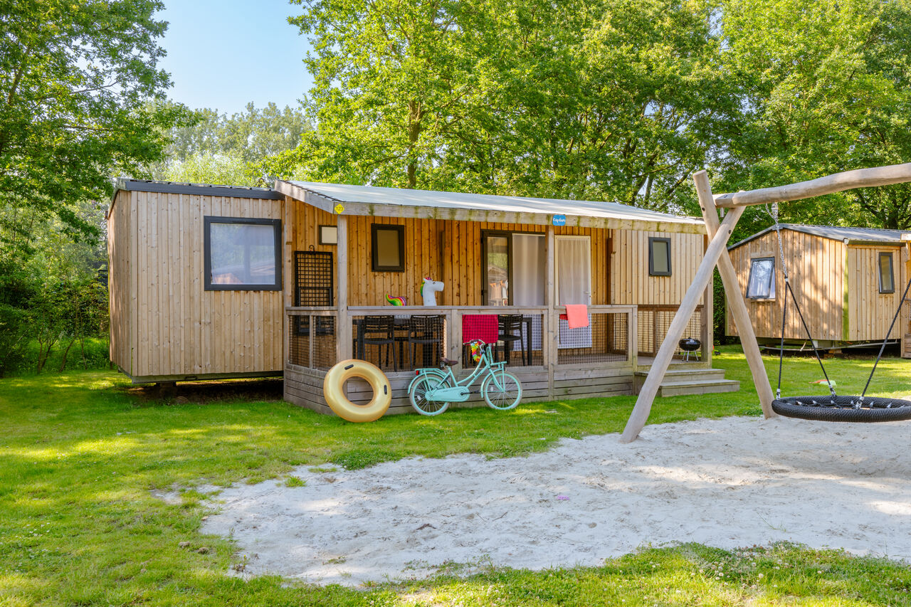 Casa m�vil, columpio en el camping CAPFUN Fort Bedmar en Sint-Gillis-Waas.