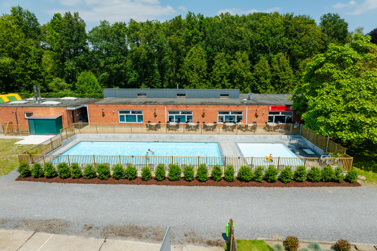Piscina exterior, piscina infantil, terraza restaurante en CAPFUN Fort Bedmar, Sint-Gillis-Waas.