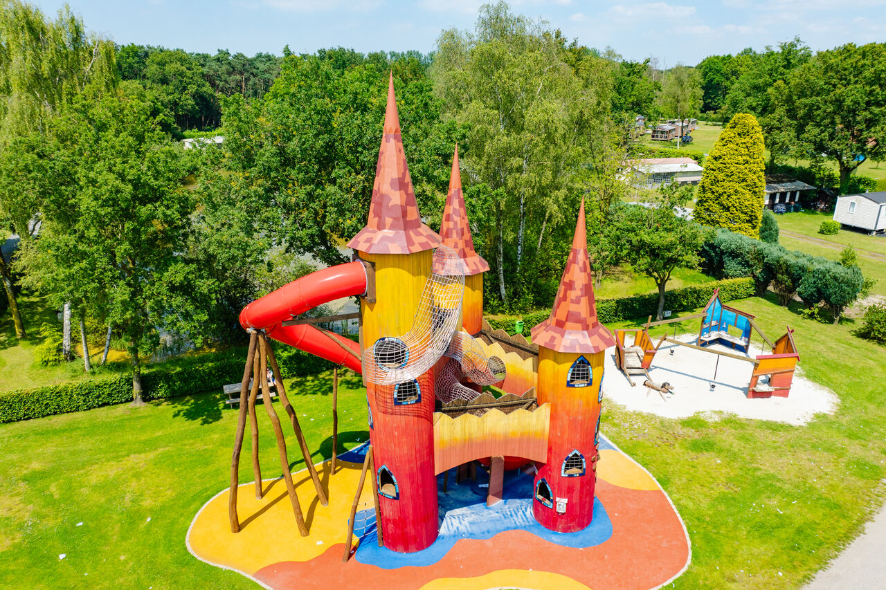 Parque infantil castillo, toboganes, redes en el camping CAPFUN Fort Bedmar en Sint-Gillis-Waas