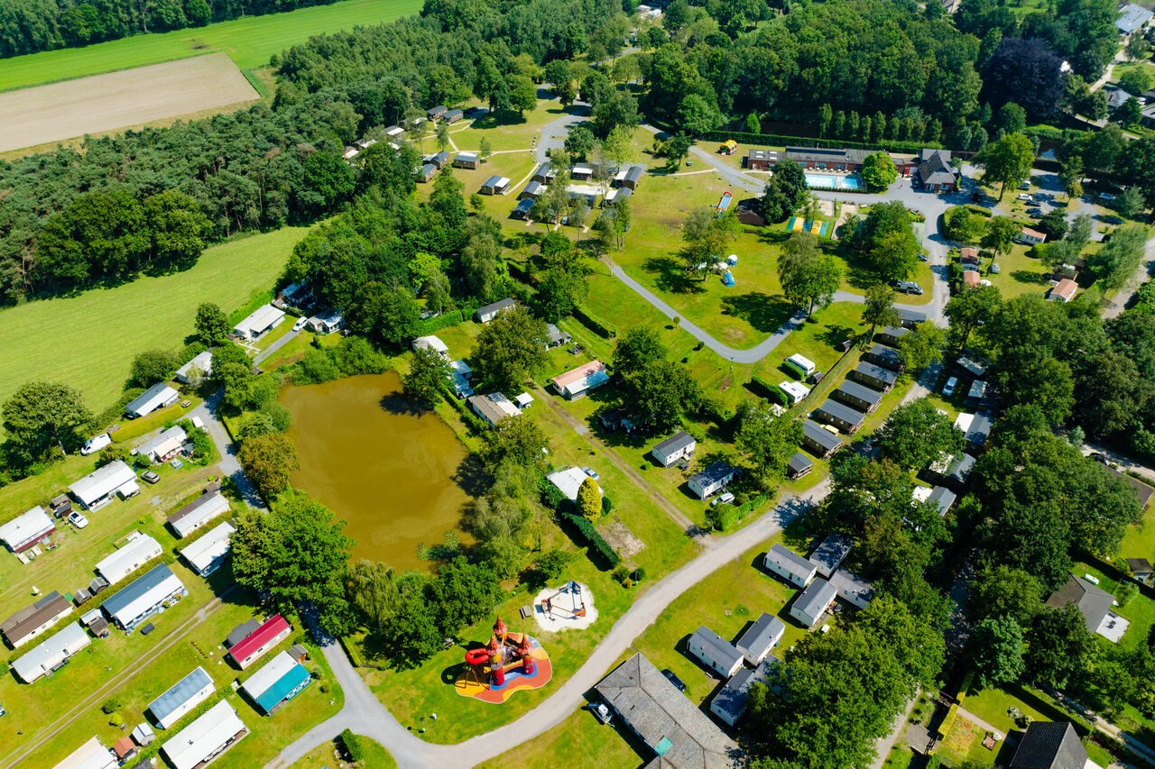 Camping CAPFUN Fort Bedmar: vista a�rea, casas m�viles, piscina y naturaleza.