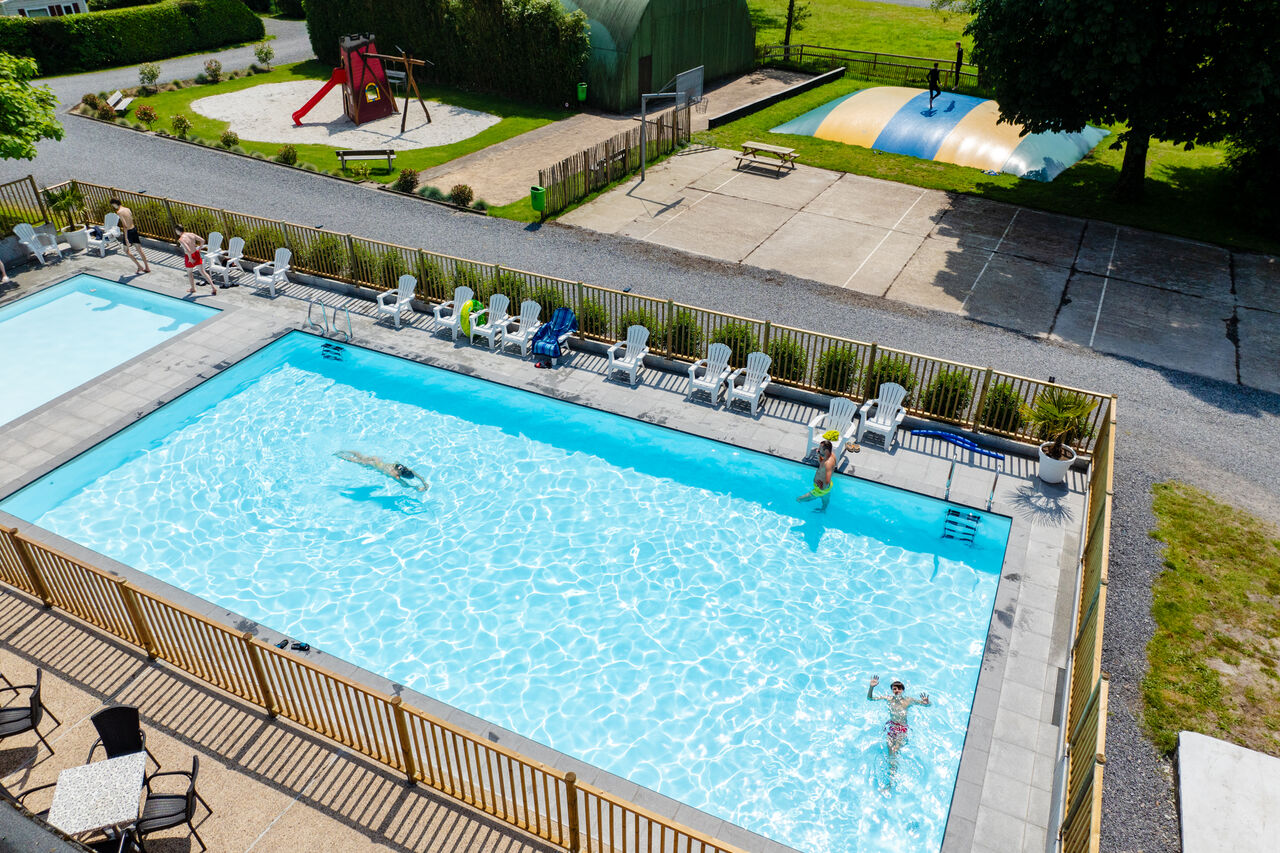 Piscina exterior, parque infantil y castillo hinchable en camping CAPFUN Fort Bedmar.