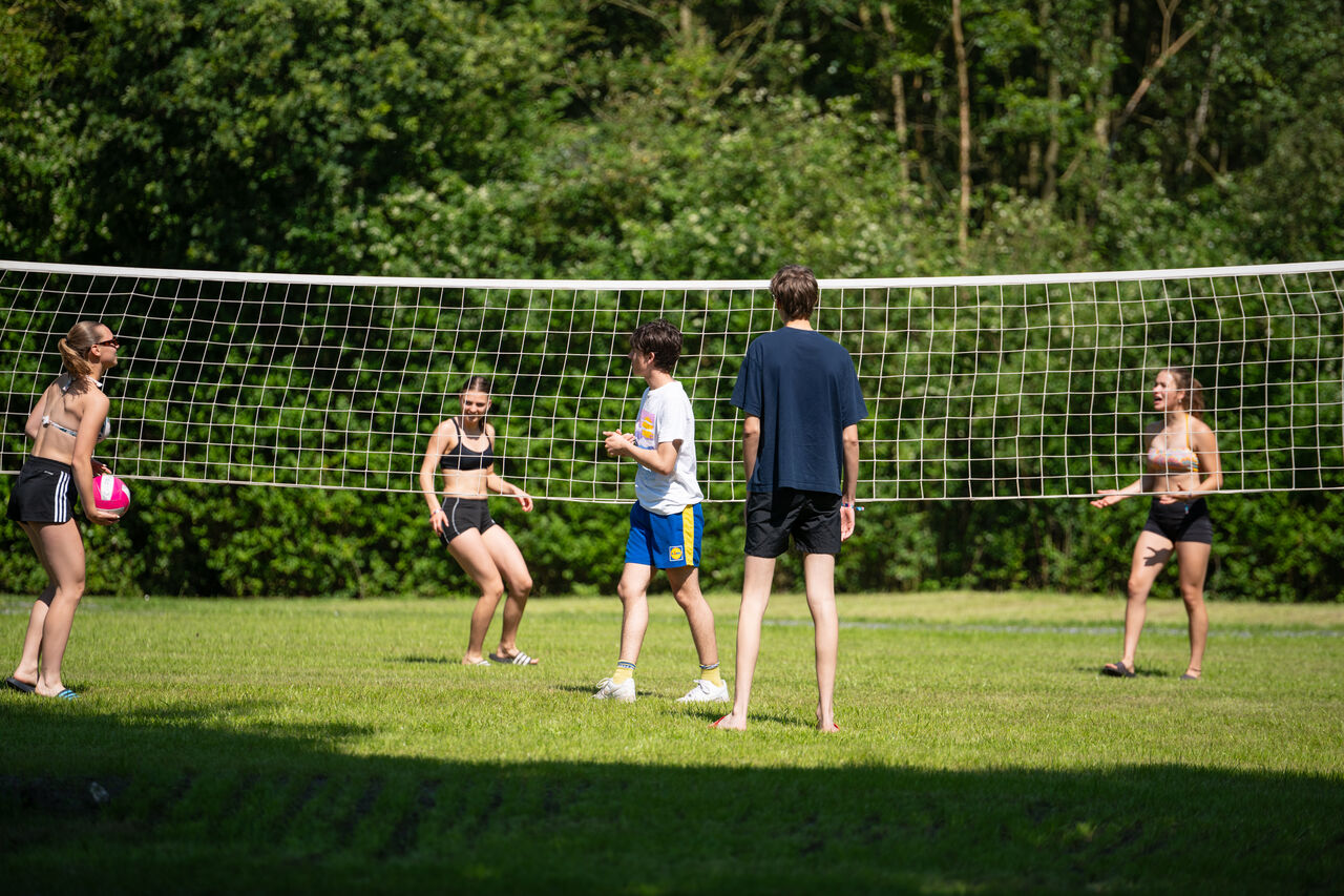 J�venes jugando voleibol en cancha exterior en el camping CAPFUN Fort Bedmar en Sint-Gillis-Waas.