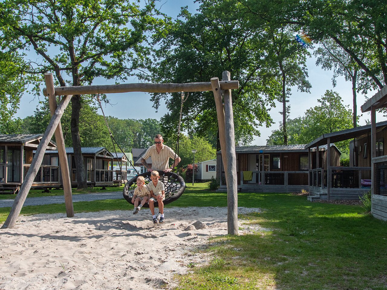 Ni�os jugando en columpio nido de p�jaro en camping CAPFUN Fort Bedmar.