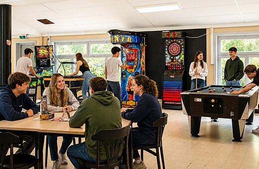 Sala de juegos con billar, pinball y máquinas recreativas en el camping CAPFUN Fort Bedmar en Sint-Gillis-Waas