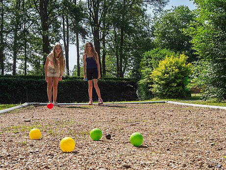 Juego de petanca con nińos en el camping CAPFUN Fort Bedmar en Sint-Gillis-Waas.