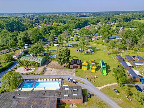 Vista a�rea del camping, piscina, juegos y Mobil-homes en el camping CAPFUN Fort Bedmar.