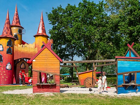 Zona de juegos temática castillo con nińos en el camping CAPFUN Fort Bedmar en Sint-Gillis-Waas